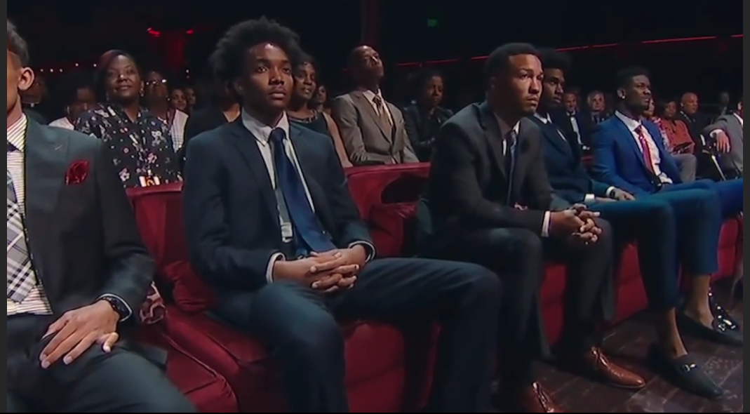 父亲打9年NBA，没有保障！儿子8年狂揽2亿美金，还成为了纽约之王