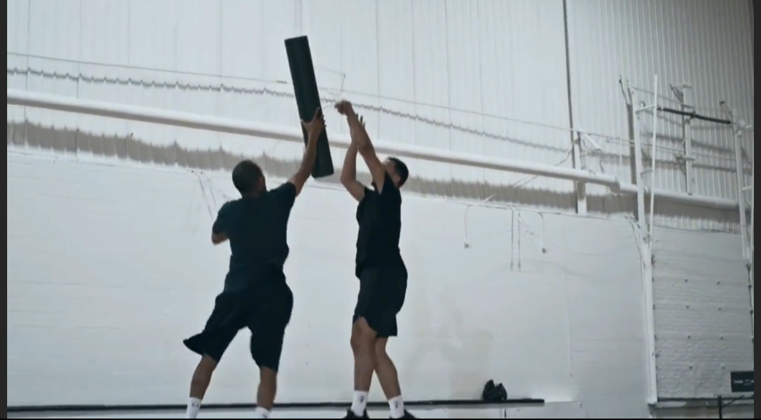 父亲打9年NBA，没有保障！儿子8年狂揽2亿美金，还成为了纽约之王